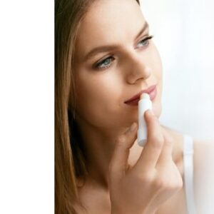 naturprodukte schwarz manuka lippenpflege frau mit gepflegten lippen