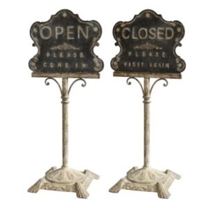 Das Antike Schilder 2er-Set Open & Closed umfasst Schilder im Vintage-Stil auf verzierten Ständern mit einem dekorativen Antik-Finish auf weißem Fuß