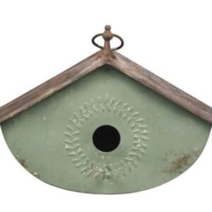 Das Vogelhaus Antik hat einen grünen, runden Korpus mit zentralem Eingang und einem antiken, dreieckigen Metalldach mit rustikalem Finish.
