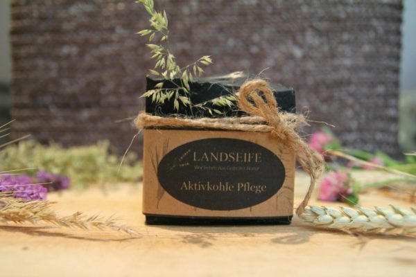 Ein Stück „LANDSEIFE – Aktivkohle Pflege Bio Seife“ für aknehaut und zur rasur, entzündungshemmend.