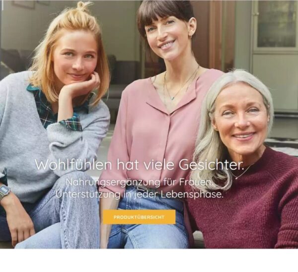 Drei lächelnde Frauen aus drei Generationen sitzen zusammen und werben für Unterstützung in jeder Lebensphase.