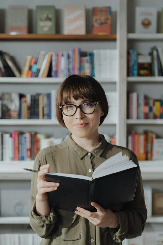 frau in bibliothek