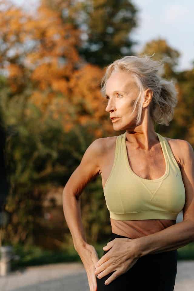 sportliche ältere frau im fitness dress