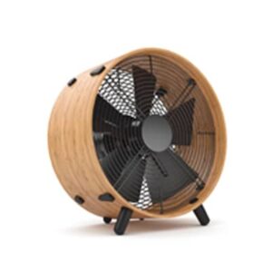 Der Bambus-Ventilator aus natürlichem Bambusgehäuse und schlankem Design, ergänzt durch schwarze Stativbeine. Schwarze Flügel und ein Frontgitter.